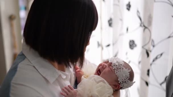 Vídeo Câmera Lenta Uma Mãe Taiwanesa Casa Dos Cantando Bebê — Vídeo de Stock