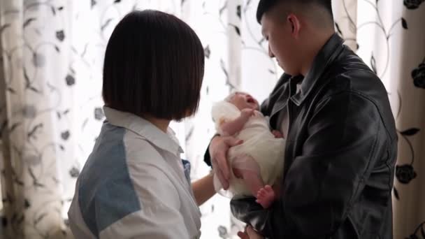 Yaşlarında Tayvanlı Bir Anne Babanın Aylık Bir Kızla Perdenin Önünde — Stok video