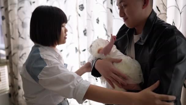 Spowolnione Wideo Tajwańskiej Matki Ojca Wieku Lat Stojących Przed Zasłoną — Wideo stockowe