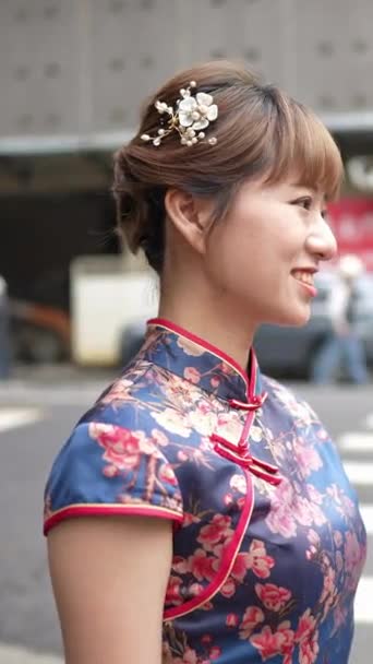 Video Vertikal Dari Seorang Wanita Taiwan Berusia Mengenakan Gaun Tradisional — Stok Video