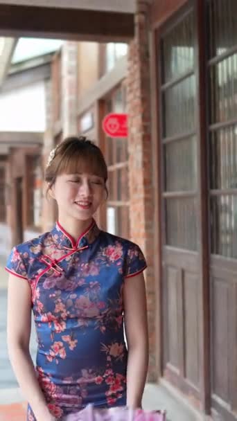 Pionowe Wideo Tajwańskiej Kobiety Dwudziestce Niebieskiej Tradycyjnej Chińskiej Sukience Spacerującej — Wideo stockowe