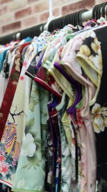 Taipei, Tayvan 'da birçok geleneksel Çin elbisesi depolanır..