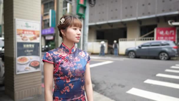 Taiwanese Woman Her 20S Wearing Blue Traditional Chinese Dress Standing — Vídeo de Stock