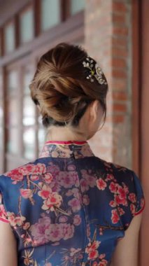 Tarihi Bopiliao Tarihi Blok, Wanhua İlçesi, Taipei Şehri, Taiwa Bölgesi 'ndeki yaya geçidinde yürüyen 20' li yaşlarda, geleneksel bir Çin elbisesi giyen Tayvanlı bir kadının dikey yavaş çekim videosu.