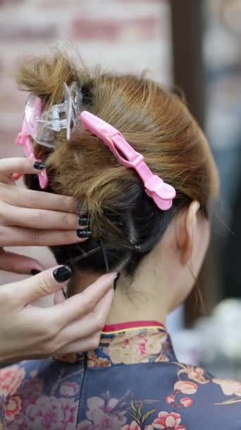 台湾台北市万华区一名20多岁的台湾妇女身穿蓝色中国传统服装在室内做头发和化妆的垂直录像 — 图库视频影像