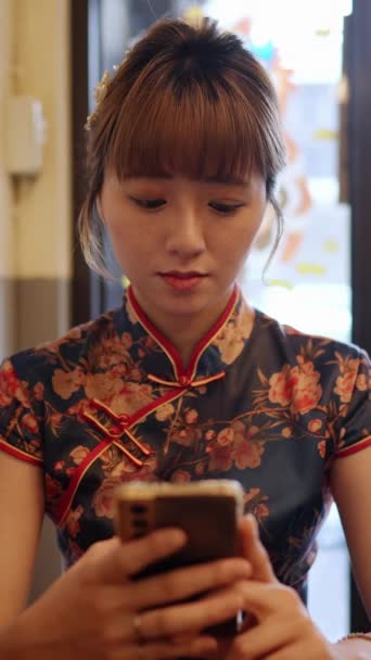 Вертикальное Видео Замедленной Съемки Летней Тайваньской Женщины Синем Традиционном Китайском — стоковое видео