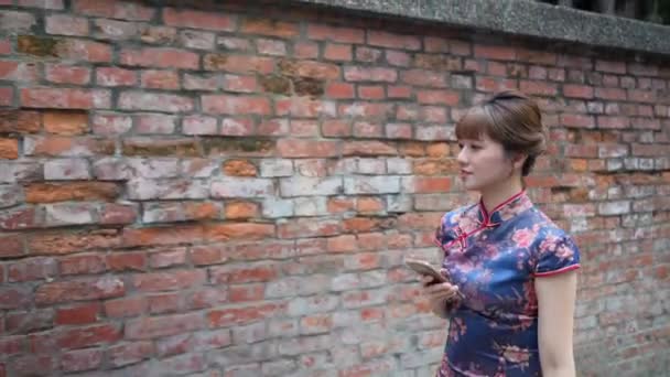 Taipei Wanhua Young Taiwanese Woman Gracefully Strolls Brick Wall Her — Vídeo de stock