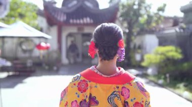 Ryuso 'da yirmili yaşlarda bir Japon kadın, Çin tarzı bir bahçede ağır çekimde yürürken görülüyor, bir kimononun zarafetini yansıtıyor.. 