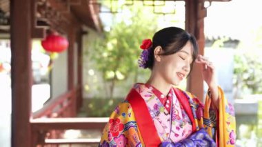 Ryuso 'da yirmili yaşlarda bir Japon kadın, Çin tarzı bir bahçede ağır çekimde yürürken görülüyor, bir kimononun zarafetini yansıtıyor.. 