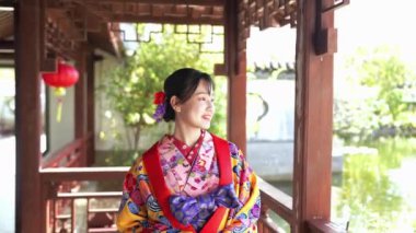 Ryuso 'da yirmili yaşlarda bir Japon kadın, Çin tarzı bir bahçede ağır çekimde yürürken görülüyor, bir kimononun zarafetini yansıtıyor.. 