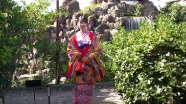 Ryuso 'da yirmili yaşlarda bir Japon kadın, Çin tarzı bir bahçede ağır çekimde yürürken görülüyor, bir kimononun zarafetini yansıtıyor.. 