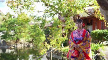 Ryuso 'da yirmili yaşlarda bir Japon kadın, Çin tarzı bir bahçede ağır çekimde yürürken görülüyor, bir kimononun zarafetini yansıtıyor.. 