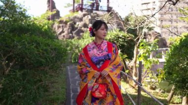 Ryuso 'da yirmili yaşlarda bir Japon kadın, Çin tarzı bir bahçede ağır çekimde yürürken görülüyor, bir kimononun zarafetini yansıtıyor.. 