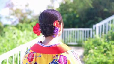 Bu büyüleyici ağır çekim videosunda, geleneksel Ryuso giyimli genç bir Japon kadın resmedilmiş bir sahil kasabasında yürüyor, güzelliğini ve sükunetini yakalıyor.