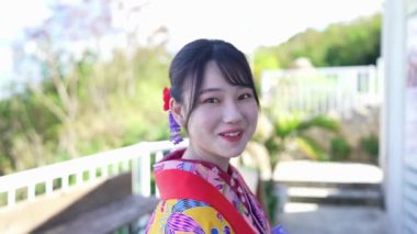 Bu büyüleyici ağır çekim videosunda, geleneksel Ryuso giyimli genç bir Japon kadın resmedilmiş bir sahil kasabasında yürüyor, güzelliğini ve sükunetini yakalıyor.