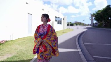 Bu büyüleyici ağır çekim videosunda, geleneksel Ryuso giyimli genç bir Japon kadın resmedilmiş bir sahil kasabasında yürüyor, güzelliğini ve sükunetini yakalıyor.