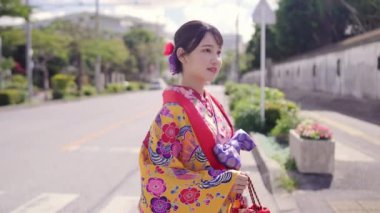 Yavaş çekim, Okinawan Ryuso 'da genç bir kadın olarak kültürel mirasın özünü yakalar. Modern şehir manzarasında yol alır. Her adımında gelenek ve gelişimin uyumlu bir karışımıdır..