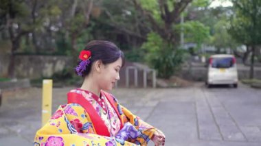 Yavaş çekim, Okinawan Ryuso 'da genç bir kadın olarak kültürel mirasın özünü yakalar. Modern şehir manzarasında yol alır. Her adımında gelenek ve gelişimin uyumlu bir karışımıdır..