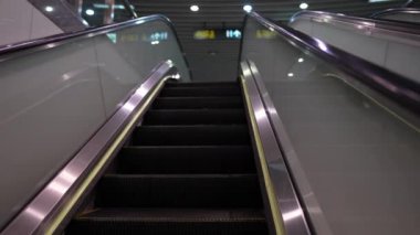 Yavaş çekim, kalabalık bir Taipei metro yürüyen merdiveninden inip çıkan yolcuların zarif koreografisini gözler önüne seriyor. Her adım, şehir verimliliğinin ve şehrin nabız atan enerjisinin hikayesini anlatıyor..