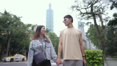 Yavaş çekim, Taipei 'nin en ünlü simgesi olan 20' li yaşlarda bir çift arasındaki hassas etkileşimi ortaya çıkarıyor. Animasyon hareketleri ve ifadeleri, yüksek Taipei 101 ile çok güzel tezat oluşturuyor. 