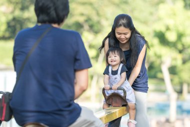 30 küsur Çinli ailenin KLCC Parkı 'nda 1 yaşındaki kızlarıyla oynadığı hassas anlar yaşanıyor. Ailenin neşesi şehir vahasının zeminiyle çok güzel zıtlaşıyor..
