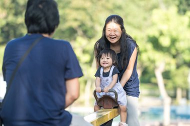 30 küsur Çinli ailenin KLCC Parkı 'nda 1 yaşındaki kızlarıyla oynadığı hassas anlar yaşanıyor. Ailenin neşesi şehir vahasının zeminiyle çok güzel zıtlaşıyor..