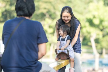 30 küsur Çinli ailenin KLCC Parkı 'nda 1 yaşındaki kızlarıyla oynadığı hassas anlar yaşanıyor. Ailenin neşesi şehir vahasının zeminiyle çok güzel zıtlaşıyor..