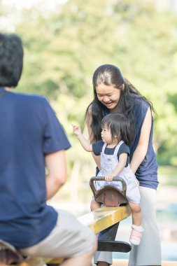30 küsur Çinli ailenin KLCC Parkı 'nda 1 yaşındaki kızlarıyla oynadığı hassas anlar yaşanıyor. Ailenin neşesi şehir vahasının zeminiyle çok güzel zıtlaşıyor..