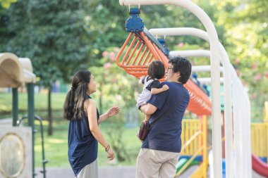 30 küsur Çinli ailenin KLCC Parkı 'nda 1 yaşındaki kızlarıyla oynadığı hassas anlar yaşanıyor. Ailenin neşesi şehir vahasının zeminiyle çok güzel zıtlaşıyor..