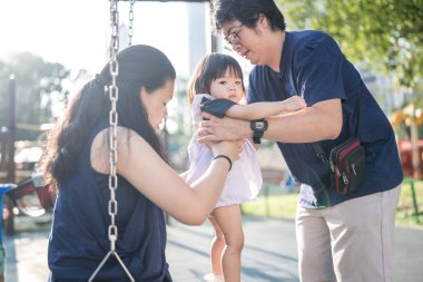 30 küsur Çinli ailenin KLCC Parkı 'nda 1 yaşındaki kızlarıyla oynadığı hassas anlar yaşanıyor. Ailenin neşesi şehir vahasının zeminiyle çok güzel zıtlaşıyor..