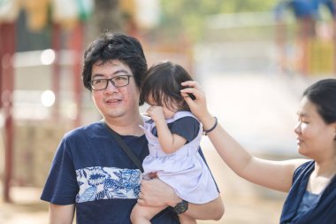 30 küsur Çinli ailenin KLCC Parkı 'nda 1 yaşındaki kızlarıyla oynadığı hassas anlar yaşanıyor. Ailenin neşesi şehir vahasının zeminiyle çok güzel zıtlaşıyor..