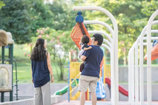 30 küsur Çinli ailenin KLCC Parkı 'nda 1 yaşındaki kızlarıyla oynadığı hassas anlar yaşanıyor. Ailenin neşesi şehir vahasının zeminiyle çok güzel zıtlaşıyor..