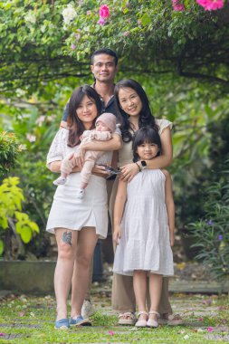 Şık Malezya ailesi Selangor 'un pitoresk manzarasında kalıcı anılar yaratıyor. Ebeveynler, genç kızlar ve bebek gösterisi birliği ve aşk doğal, modaya uygun bir ortamda..