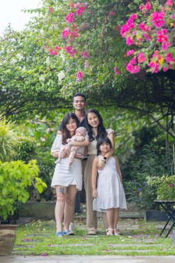 Şık Malezya ailesi Selangor 'un pitoresk manzarasında kalıcı anılar yaratıyor. Ebeveynler, genç kızlar ve bebek gösterisi birliği ve aşk doğal, modaya uygun bir ortamda..