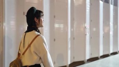 20 'li yaşlarda, siyah beyaz giysiler içinde genç ve tatlı Tayvanlı bir kadın, üst düzey bir alışveriş merkezinde güzel aydınlanmalar arasında bir kış gecesinin tadını çıkarırken bir şeyler bekliyor ve bekliyor.