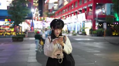 Tayvan 'ın Taipei bölgesinin Xinyi semtindeki lüks bir alışveriş merkezinde 20' li yaşlarda genç ve tatlı bir kadının gece vakti güzel aydınlanmalar arasında yürüyüp vakit geçirdiği yavaş çekim videosu.