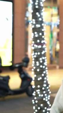Tayvan 'ın Taipei bölgesinin Xinyi semtindeki lüks bir alışveriş merkezinde 20' li yaşlarda genç ve tatlı bir kadının gece vakti gezintisi ve yürüyüşünün dikey videosu.