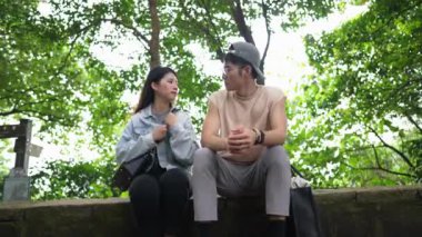 Tayvanlı genç bir çift, yirmili yaşlarda bir bankta oturuyor ve Taipei 'deki Xinyi Bölgesi' nde bir dağın tepesinde sohbet ediyorlar. Adam kolsuz bir bluz giyiyor..