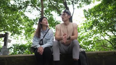 Tayvanlı genç bir çift, yirmili yaşlarda bir bankta oturuyor ve Taipei 'deki Xinyi Bölgesi' nde bir dağın tepesinde sohbet ediyorlar. Adam kolsuz bir bluz giyiyor..