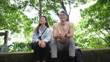 Tayvanlı genç bir çift, yirmili yaşlarda bir bankta oturuyor ve Taipei 'deki Xinyi Bölgesi' nde bir dağın tepesinde sohbet ediyorlar. Adam kolsuz bir bluz giyiyor..