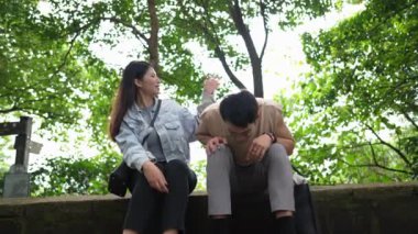 Tayvanlı genç bir çift, yirmili yaşlarda bir bankta oturuyor ve Taipei 'deki Xinyi Bölgesi' nde bir dağın tepesinde sohbet ediyorlar. Adam kolsuz bir bluz giyiyor..