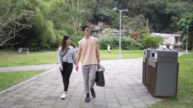 Tayvanlı genç bir çift yirmili yaşlarda Taipei 'nin Xinyi İlçesi' nde bir bahar öğleden sonrasında parkta yürüyorlar. Adam kolsuz bir bluz giyiyor ve kadın kot ceket giyiyor..