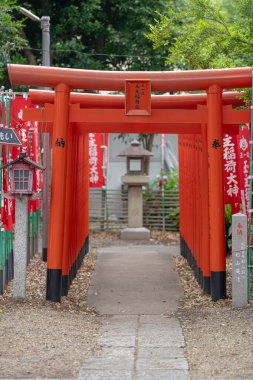 Nagoya, Nishi Ward 'daki Inu Tapınağı' nda bir ziyaret ve dua sahnesi..