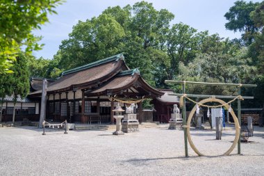 Sıcak bir yaz gününde Chiryu Tapınağı 'nı ziyaret eden ve dua eden insanların görüntüsü..