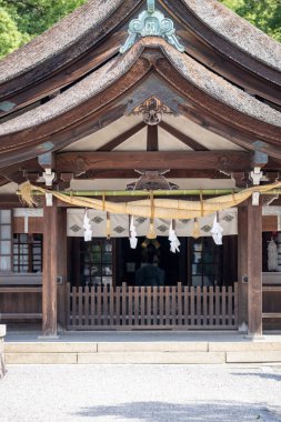 Sıcak bir yaz gününde Chiryu Tapınağı 'nı ziyaret eden ve dua eden insanların görüntüsü..