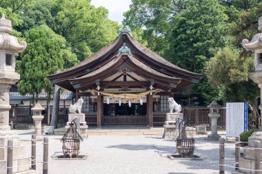 Sıcak bir yaz gününde Chiryu Tapınağı 'nı ziyaret eden ve dua eden insanların görüntüsü..