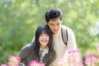 Mart ayında, ortancaların açmasıyla yirmili yaşlarda Tayvanlı bir kadın ve Hong Kong 'lu bir adam birlikte Tayvan' ın Taipei bölgesindeki Zhongzheng bölgesinde bir parkta yürüyüş yapıyorlar..