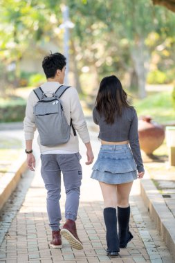 Mart ayında yirmili yaşlarda Tayvanlı bir kadın ve Hong Kong 'lu bir adam Zhongzheng Bölgesi, Tayvan' daki Zhongshan Memorial Hall yakınlarında bir parkta yürüyorlar..