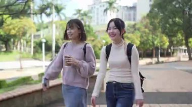 Tayvan 'ın Taipei şehrinde Wenshan Bölgesi' nde bir üniversite kampüsünde yirmili yaşlarının başında iki genç Tayvanlı kadın birlikte yürüyüp arkadaşça sohbet ediyorlar.