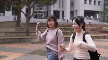 Tayvan 'ın Taipei şehrinde Wenshan Bölgesi' nde bir üniversite kampüsünde yirmili yaşlarının başında iki genç Tayvanlı kadın birlikte yürüyüp arkadaşça sohbet ediyorlar.